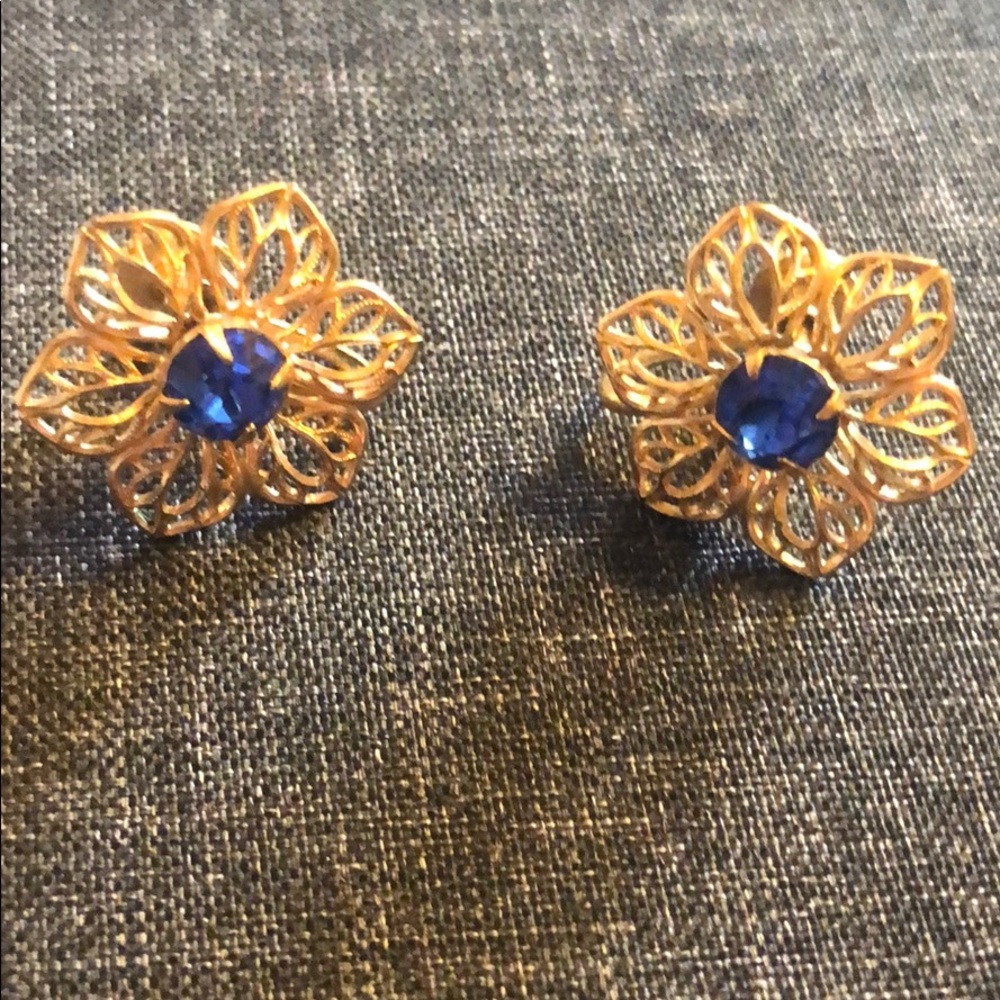 Flower earrings with blue gem